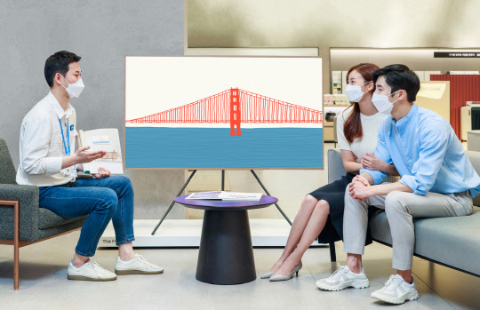 서울 대치동에 위치한 삼성 디지털프라자 대치본점에서 삼성전자 판매 직원이 혼수가전을 마련하려는 고객에게 '더 프레임'을 소개하고 있다. <삼성전자 제공>